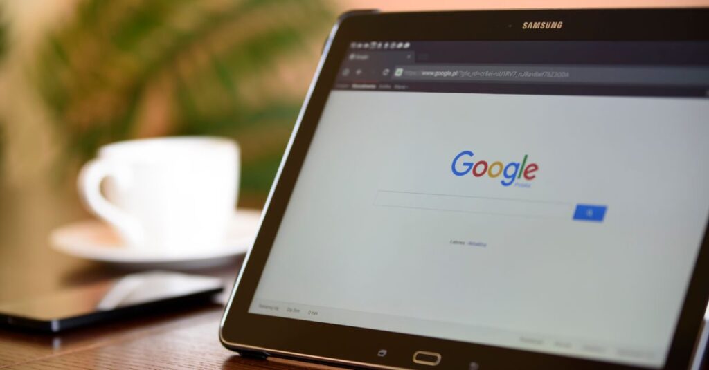 SEOとユーザー体験を両立させる記事設計を示す図。検索最適化と読者満足度の関係を表現。