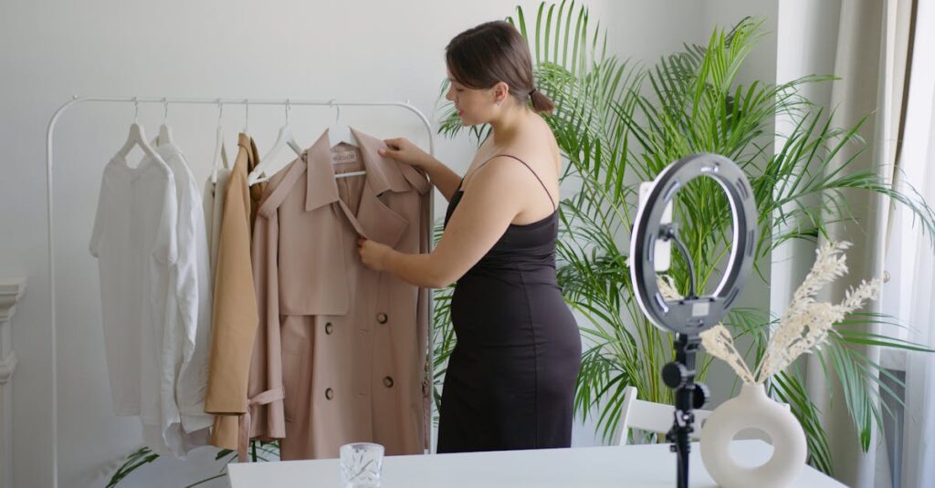 副業で月5万円を目指すブログ運営のイメージ。自宅でパソコンを使って記事を書く様子。