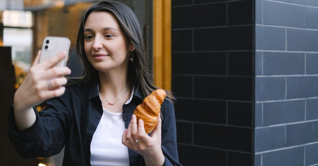 ブログテーマを決めるために自己分析を行う人のイメージ。経験や強みを書き出す姿を描いた図。