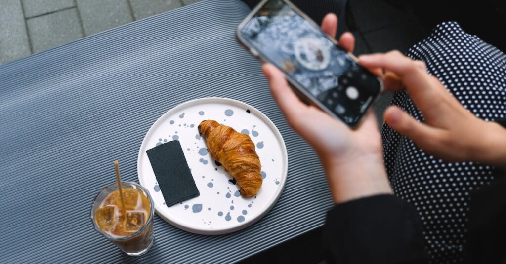 スマートフォンでブログを表示してレイアウトを確認するブロガーの様子。