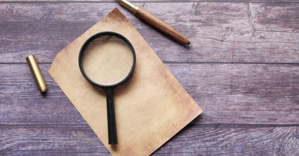 読者の立場に立って記事を書くブロガー。画面に「読者の悩み」と書かれたメモが貼られている。