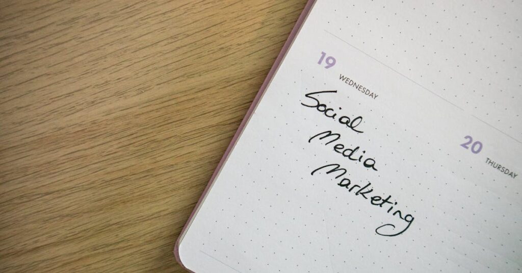 ブログ型アフィリエイトとSNS型アフィリエイトの違いを比較する図。長期安定型と短期拡散型の特徴を整理。