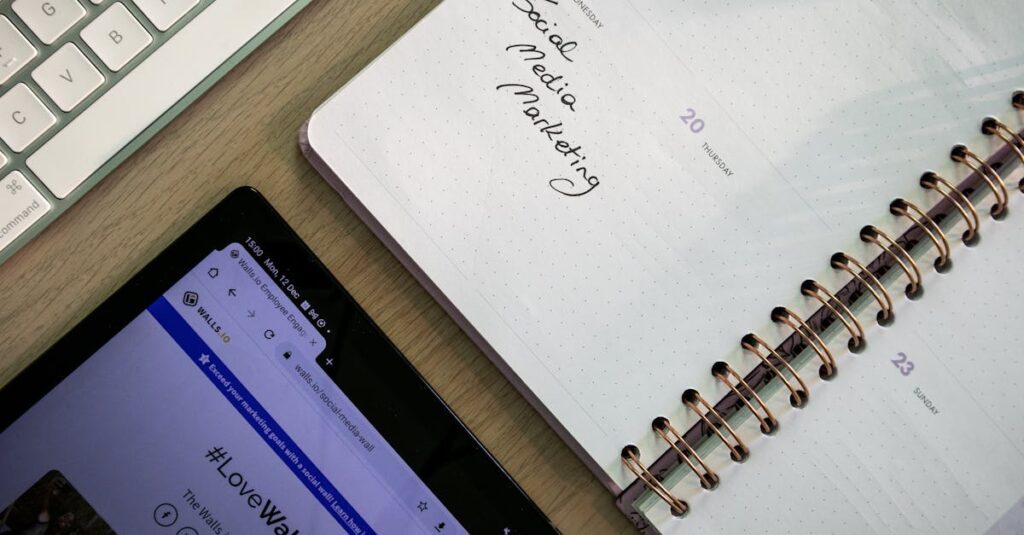 ChatGPTを使ってSNS投稿や動画台本を生成するビジネスを描いたイメージ。