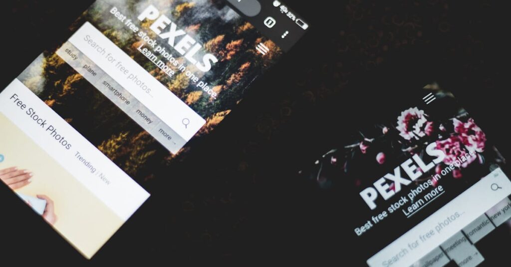 スマートフォンでブログを表示してレイアウトを確認するブロガーの様子。