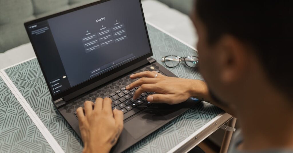 副業を習慣化している会社員がAIツールを日常に取り入れている様子