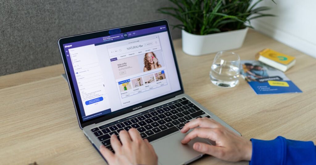 アフィリエイトで自由な働き方を実現するイメージ。パソコンで仕事をしながら自然を楽しむ人を描写。