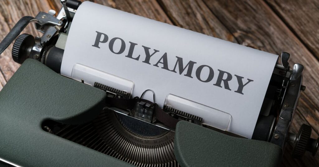 ブログ記事の導入文（リード文）を考えているブロガー。モニターに「読者の悩み」「メリット」などのメモが並ぶ。