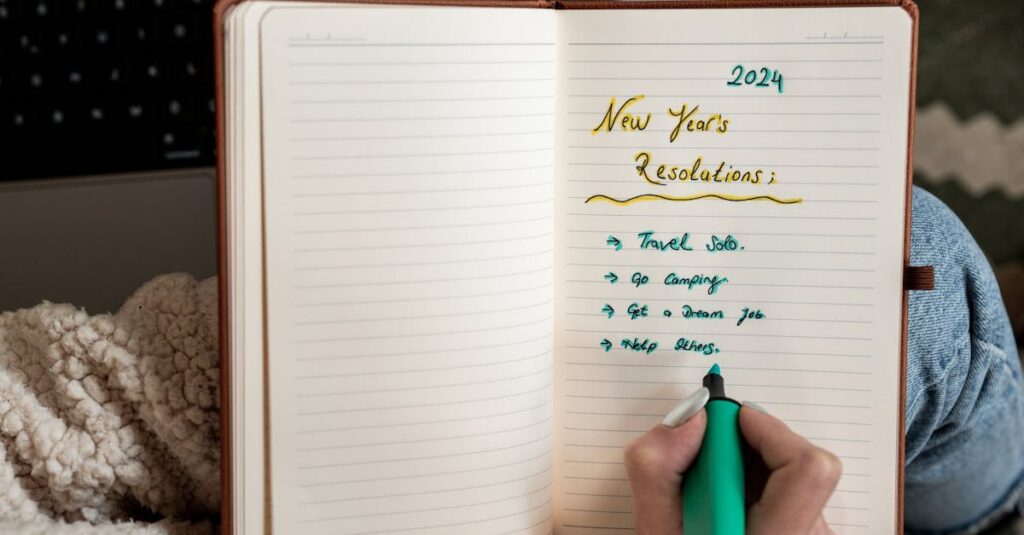 noteを始める目的を考える人のイメージ、ノートに目標を書く様子