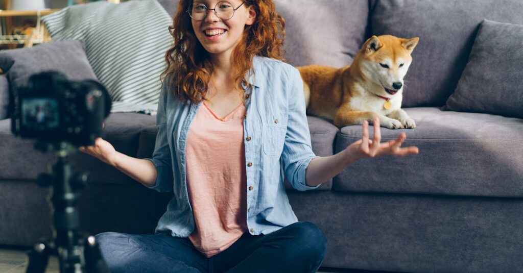 スマートフォンでブログを表示してレイアウトを確認するブロガーの様子。