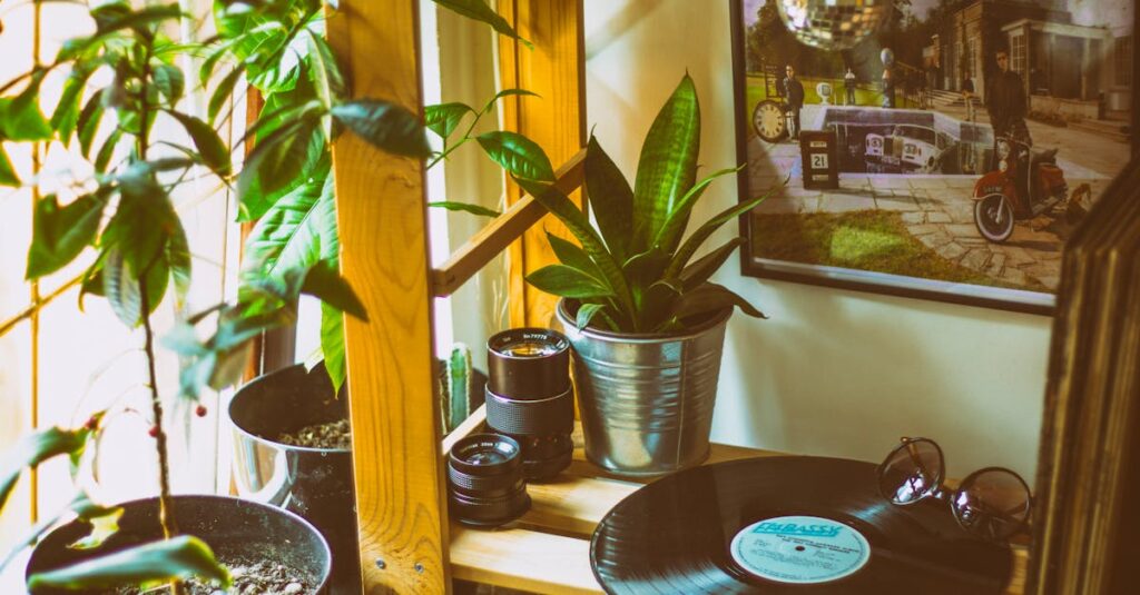 ブログタイトルとリード文を分析して改善しているブロガー。モニターにA/Bテストの結果が表示されている。