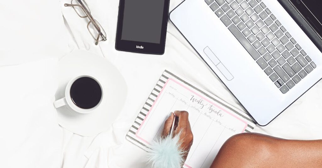 ブログ収益化を達成した人がパソコンの前で喜んでいるシーン。努力が結果につながる成功の瞬間をイメージした画像