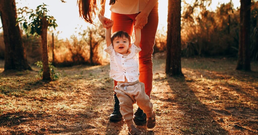 ブログの最初のアクセスを獲得するために試行錯誤する初心者ブロガー。パソコン画面に小さな上昇グラフが表示されている。