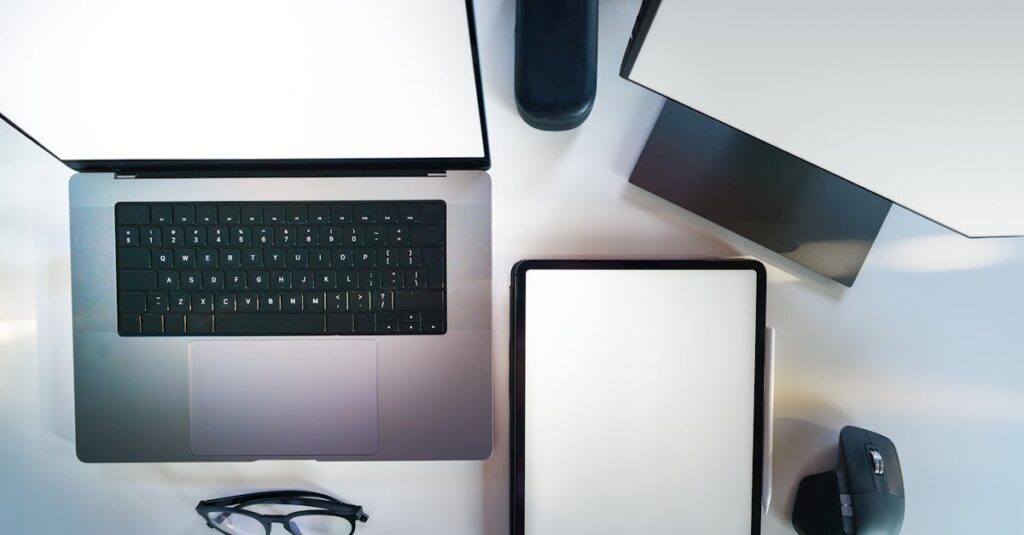 ブログ副業の準備段階で必要なツールとスケジュール設計を整理したワークスペースのイメージ。