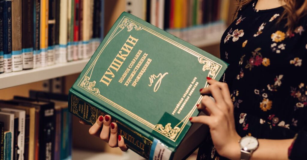 読者の立場に立って記事を書くブロガー。画面に「読者の悩み」と書かれたメモが貼られている。