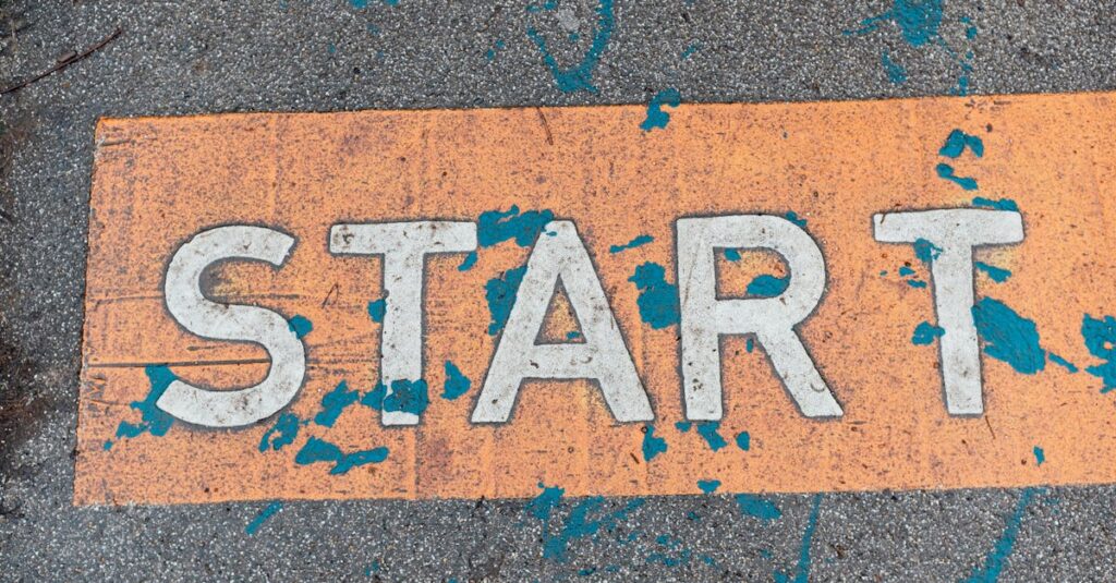 初心者が初めてのブログ記事を書くために一歩を踏み出す瞬間を描いたイラスト