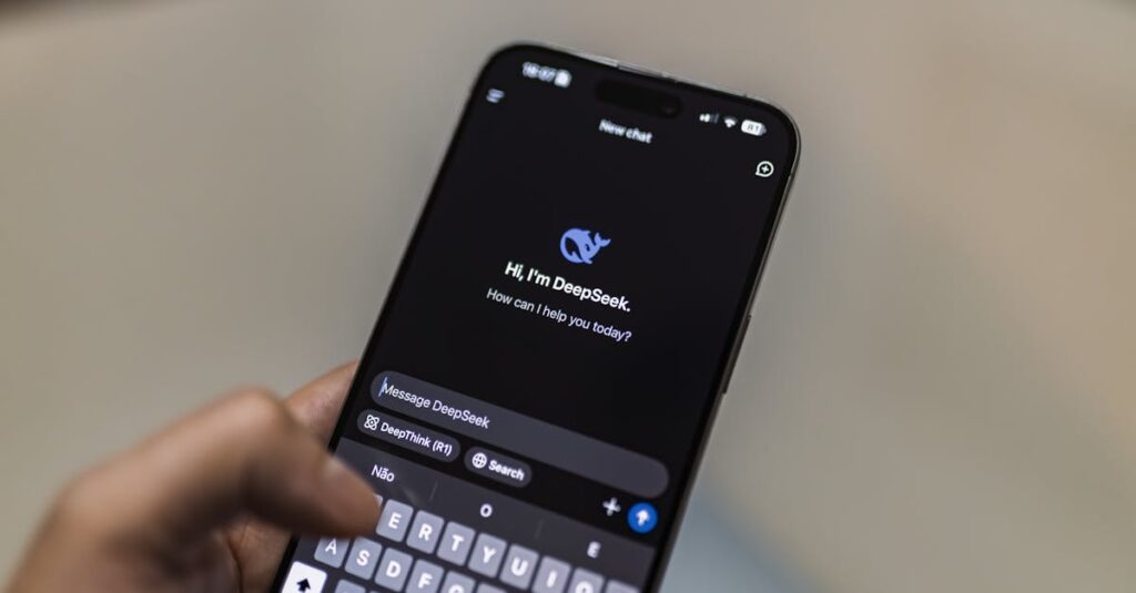 ChatGPTを活用してブログ記事を執筆する人の様子。AIと人間の共同ライティングをイメージ。