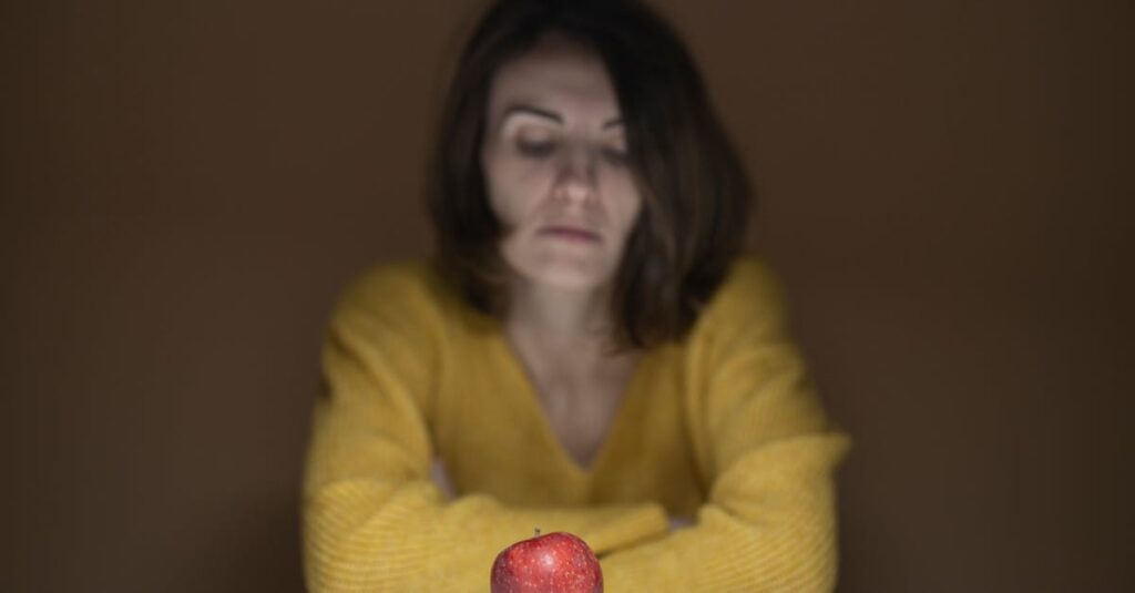 アフィリエイトテーマを選定する流れを示す図。興味・需要・案件の3つの交点を強調。