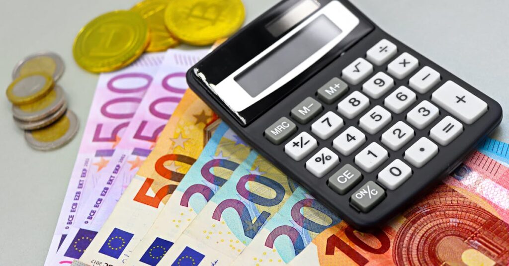 広告単価を決める要素を示す図：ジャンル・入札額・デバイス・CTRなど