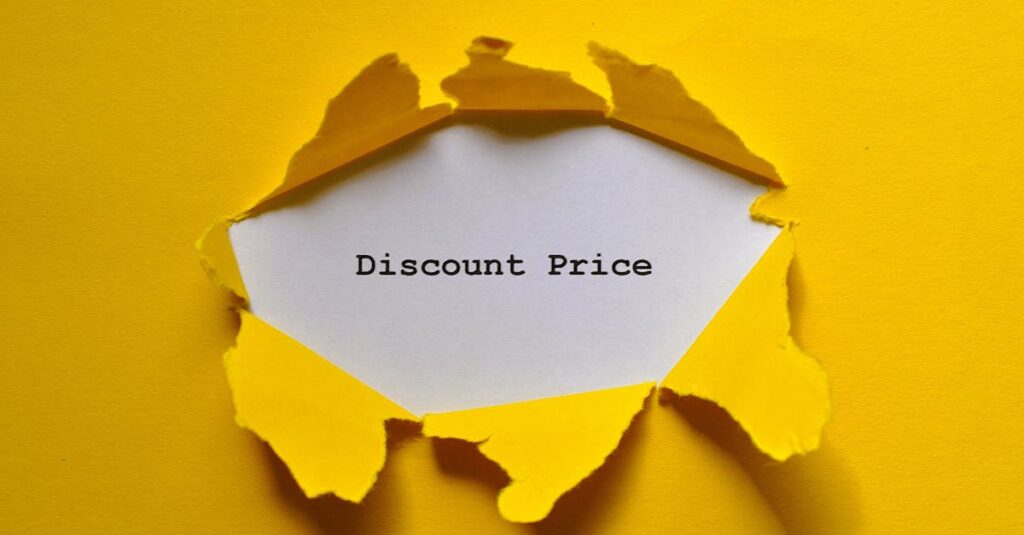 広告単価を決める要素を示す図：ジャンル・入札額・デバイス・CTRなど