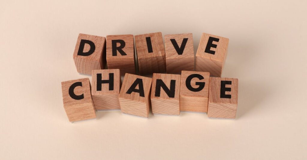 ブログ記事を書く目的をホワイトボードに書き出すブロガー。ターゲットとゴールが明示されている。