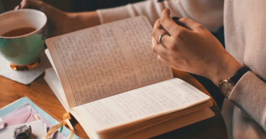 毎日ブログを書く習慣を身につけるためのルーティンをイメージしたデスクと日記のイラスト
