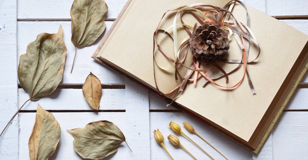 note記事の構成テンプレートを見ながらパソコンで文章を書く様子