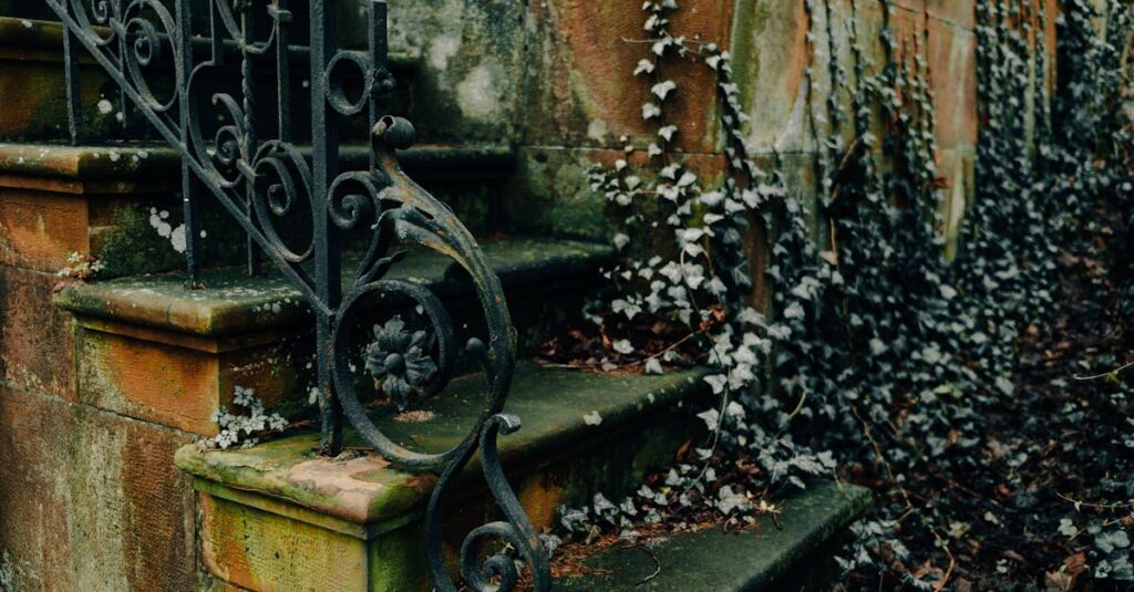 ブログの最初のアクセスを獲得するために試行錯誤する初心者ブロガー。パソコン画面に小さな上昇グラフが表示されている。