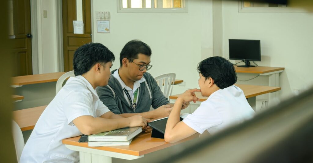 ブログで稼げるジャンルやキーワードをリサーチしている様子。ノートとパソコンを使って計画を立てている初心者。