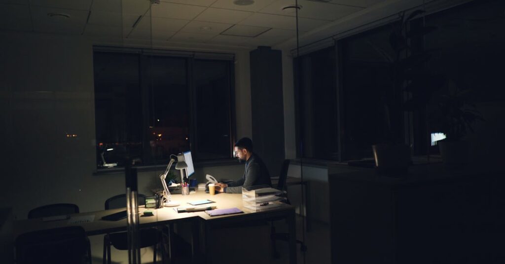 仕事が忙しい会社員でも、すきま時間を活かしてブログ副業を始められる理由を解説するイメージ画像