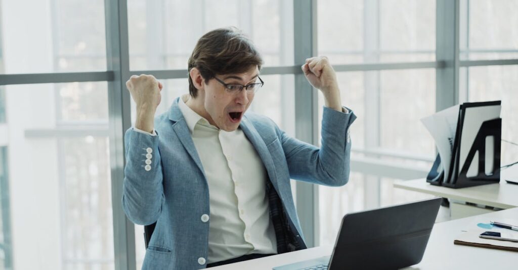 AIブログで成功する人々の共通点を象徴するイメージ。計画的な作業、継続力、データ分析などが表現されている。