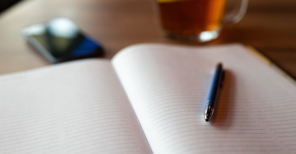 ブログ記事を書く目的をホワイトボードに書き出すブロガー。ターゲットとゴールが明示されている。