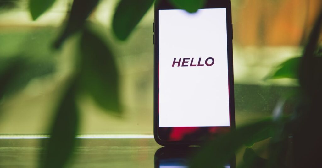 スマートフォンでブログを表示してレイアウトを確認するブロガーの様子。