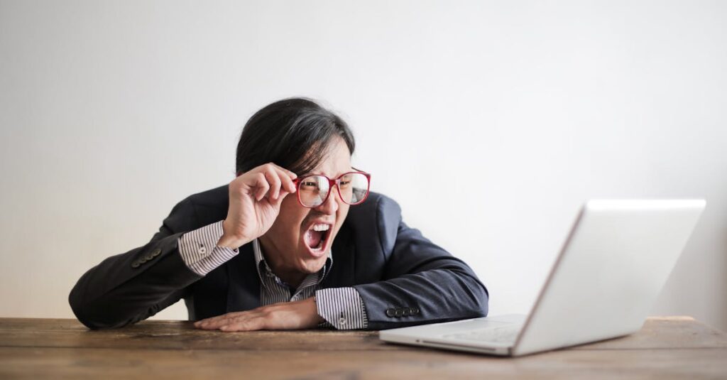 noteで初心者がやりがちな設定ミスを見直している様子
