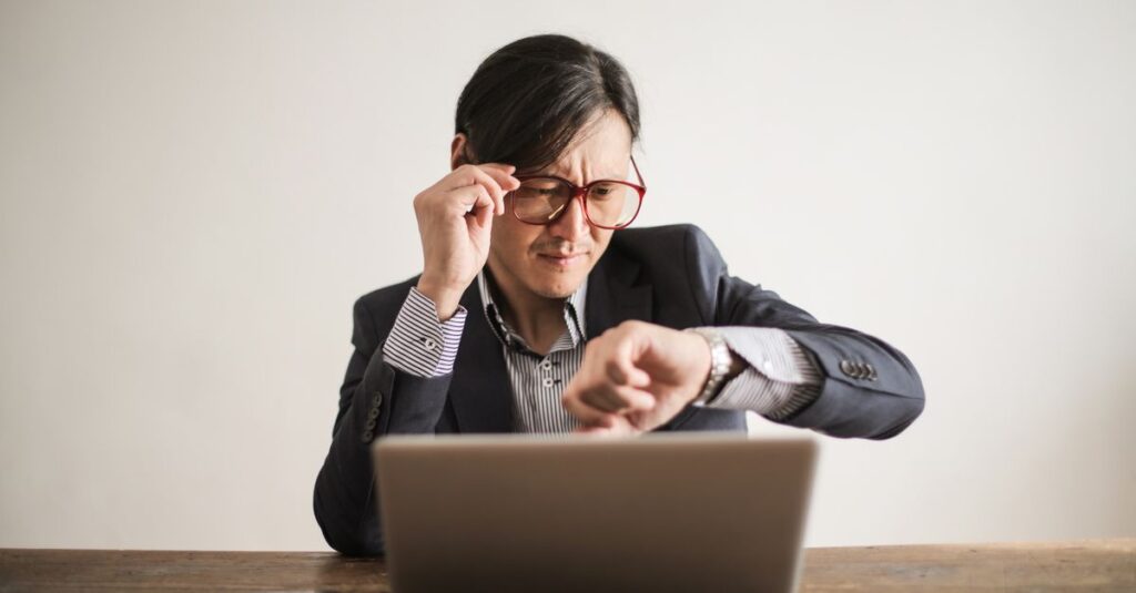 副業ブログを本業と両立しながら、計画的に時間管理している様子。カレンダーアプリやノートを使っている場面。