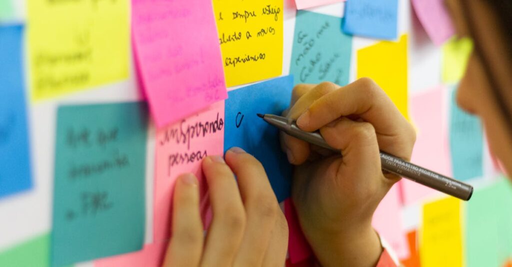 noteの最初の記事テーマを考えている初心者がノートにメモを取っている様子