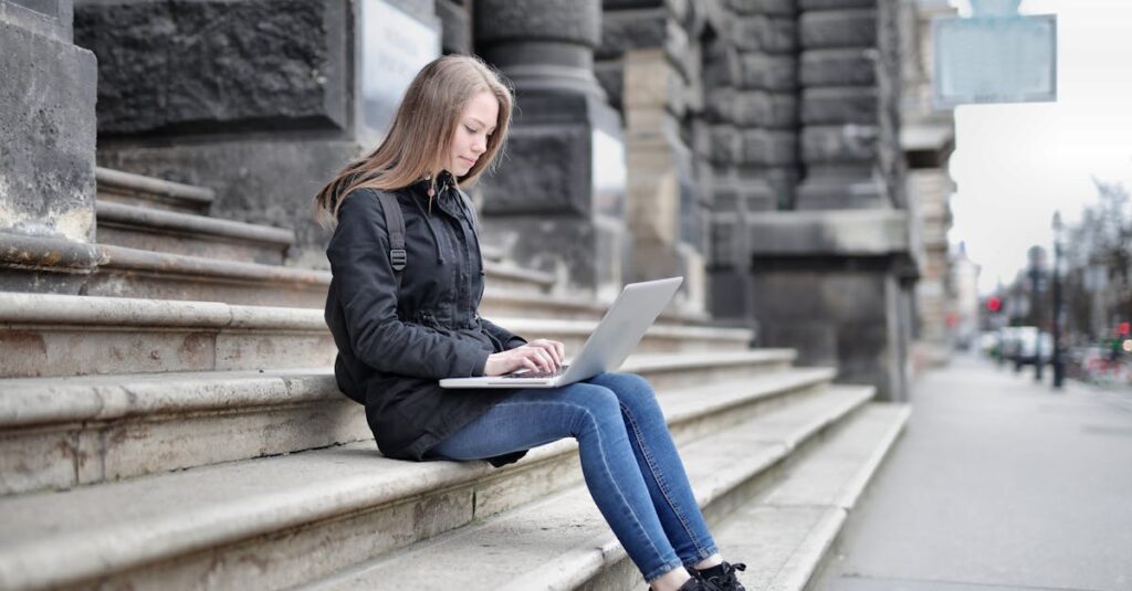 ASP登録後の作業手順をステップ形式で解説するイメージ。ブログ運営者がパソコンで案件を選び報酬を得る流れを表現。