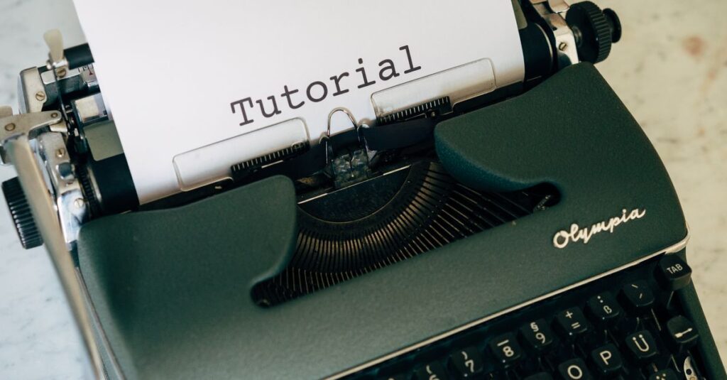読者の悩みに寄り添うリード文を執筆しているブロガー。ノートに共感キーワードを書いている。