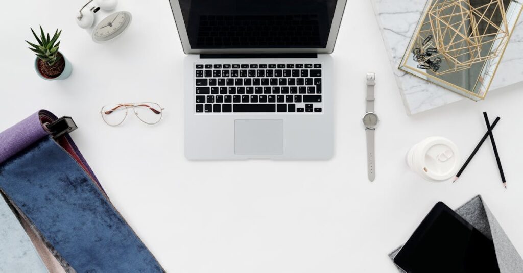 ブログを始める決意を象徴するイメージ。ノートPCとコーヒーを前に一歩を踏み出す初心者の姿