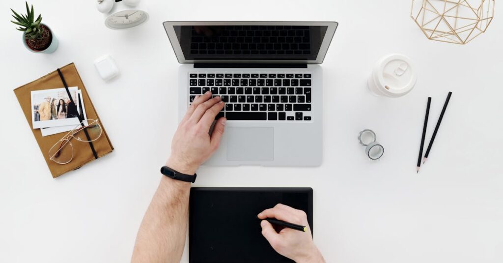 短期間で成功を夢見る初心者ブロガーが現実とのギャップに気づくイメージ。SNSの華やかな投稿と現実の対比。