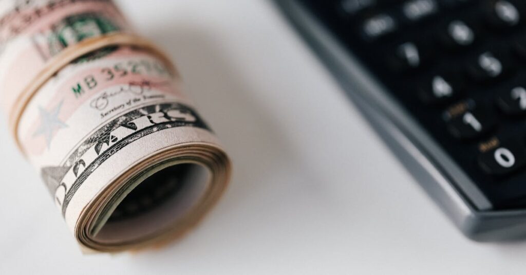 稼げる副業ブログの特徴と失敗例を対比して解説するイメージ図。成功者の共通点と初心者の落とし穴を視覚化。