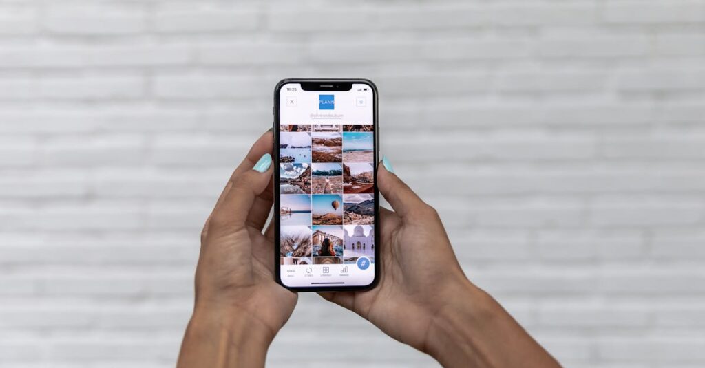 noteの記事を公開してSNSにシェアしているクリエイターの様子