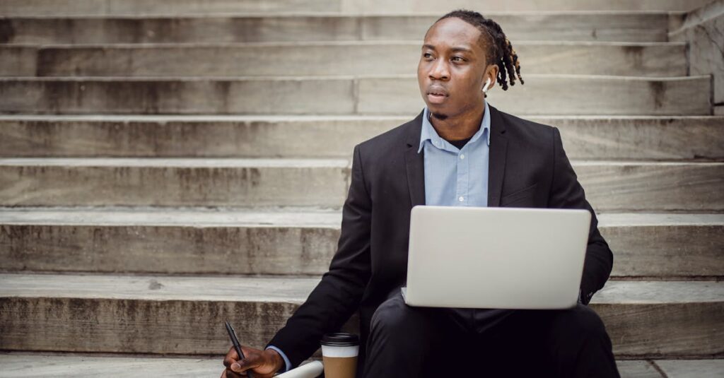 初心者がブログ記事の導入からまとめまでのテンプレート手順を使って記事を書いている様子のイメージ