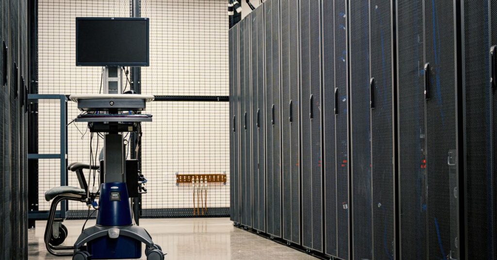 副業ブログのサーバー運用とセキュリティ対策を解説するイメージ。安全な運用やバックアップ、アクセス分析の図。