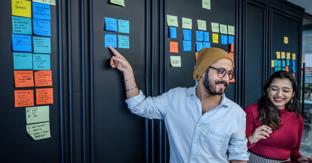 noteの最初の記事テーマを考えている初心者がノートにメモを取っている様子