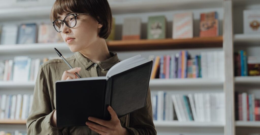 読者のニーズを中心に記事構成を考えるブロガー。パソコン画面にペルソナの情報を表示している。