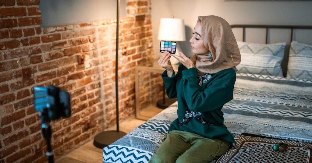 SNSで読者と交流しているブロガー。コメント返信をしながらフォロワーとコミュニケーションを取っている。