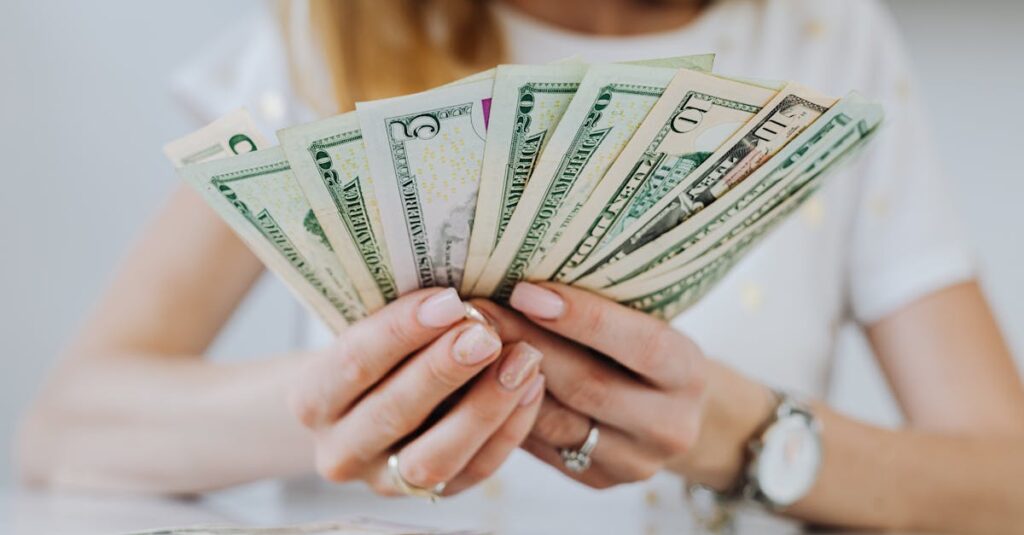 アフィリエイトで初めての報酬1円を得て喜ぶ初心者ブロガーのイメージ