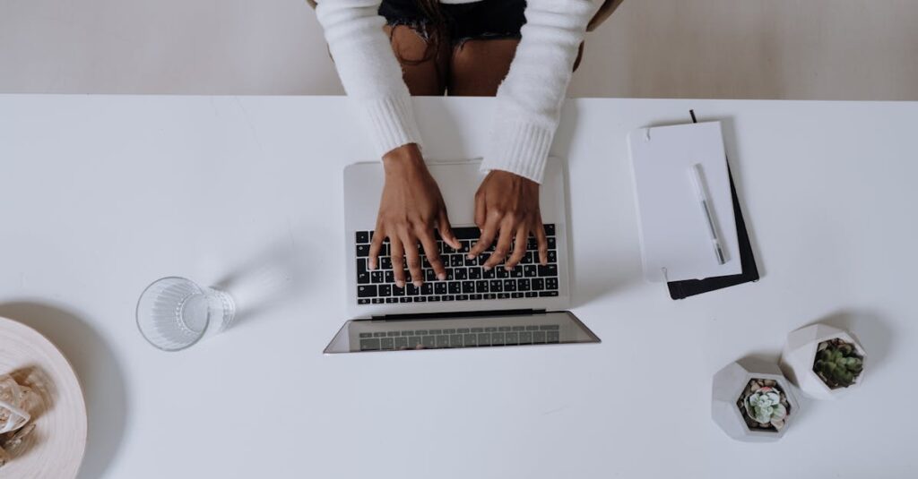 ブログ更新スケジュールを立ててカレンダー管理しているブロガーのイメージ。