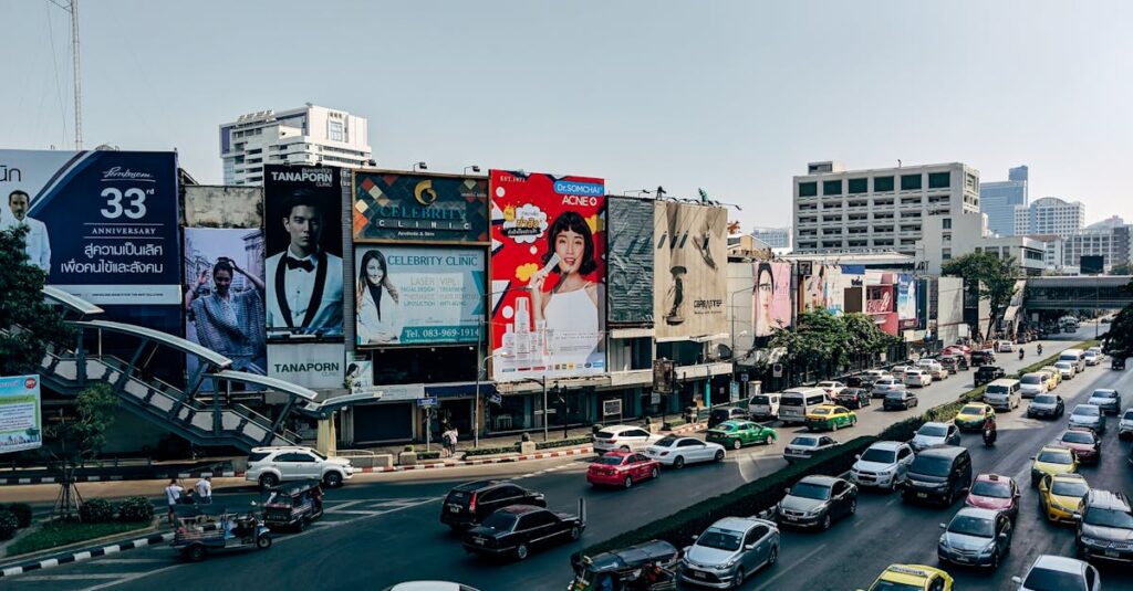 広告だらけの無料ブログと読者離脱を示すイメージ画像