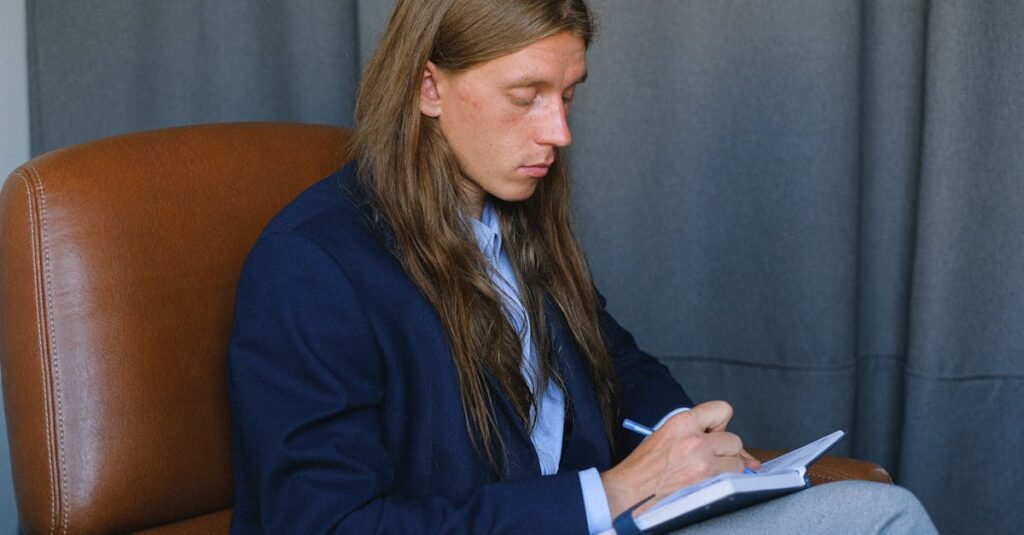 読者の立場に立って記事を書くブロガー。画面に「読者の悩み」と書かれたメモが貼られている。